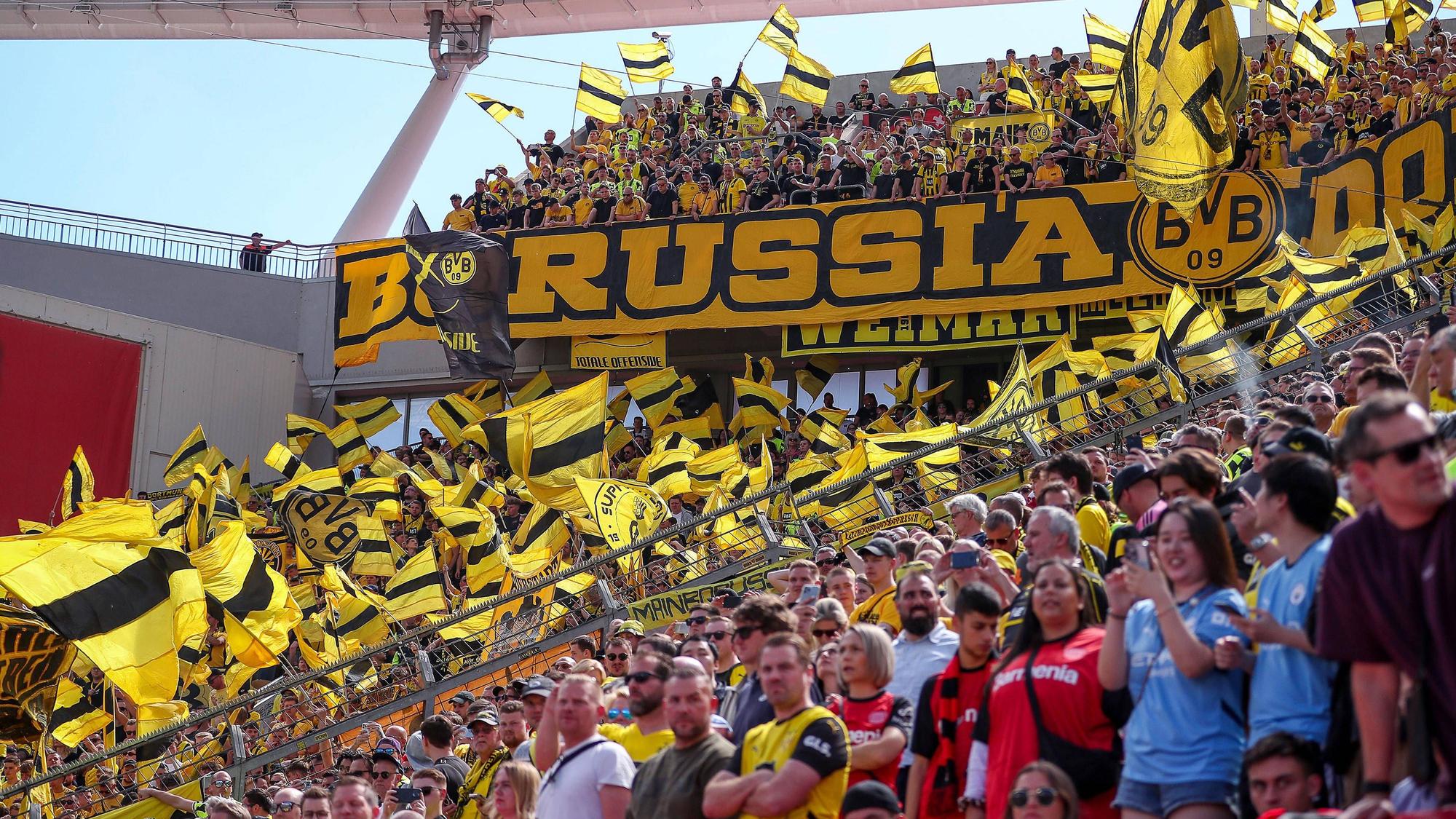 Fahnen im Gästeblock von Borussia Dortmund.