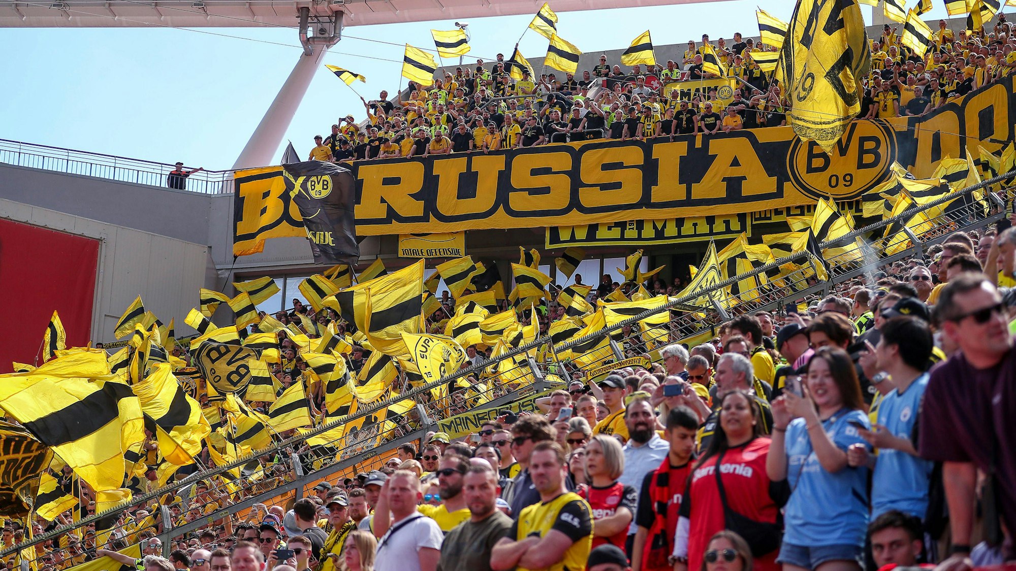 Fahnen im Gästeblock von Borussia Dortmund.