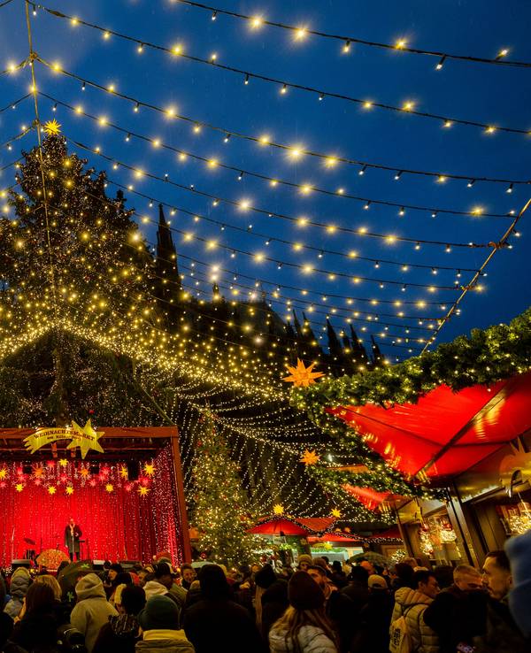 Blick auf den Weihnachtsmarkt am Kölner Dom