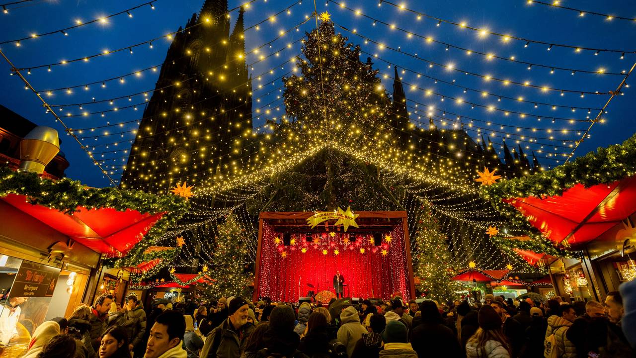 Blick auf den Weihnachtsmarkt am Kölner Dom