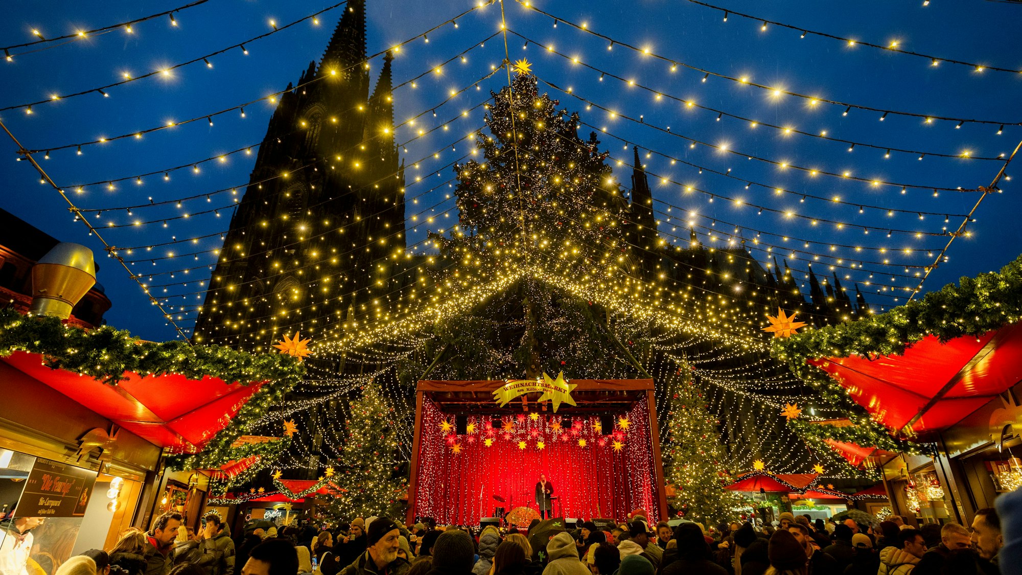 Blick auf den Weihnachtsmarkt am Kölner Dom