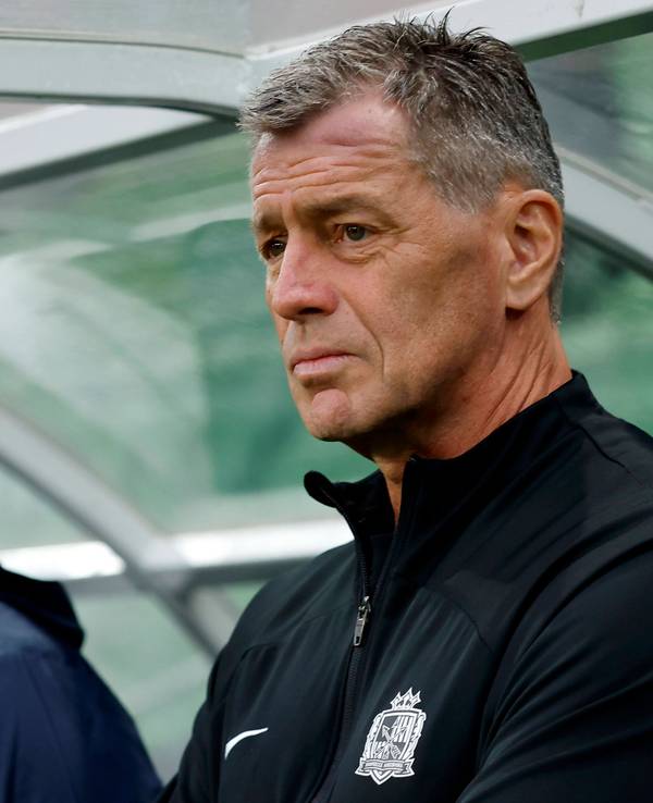Michael Skibbe vor seiner Trainerbank.