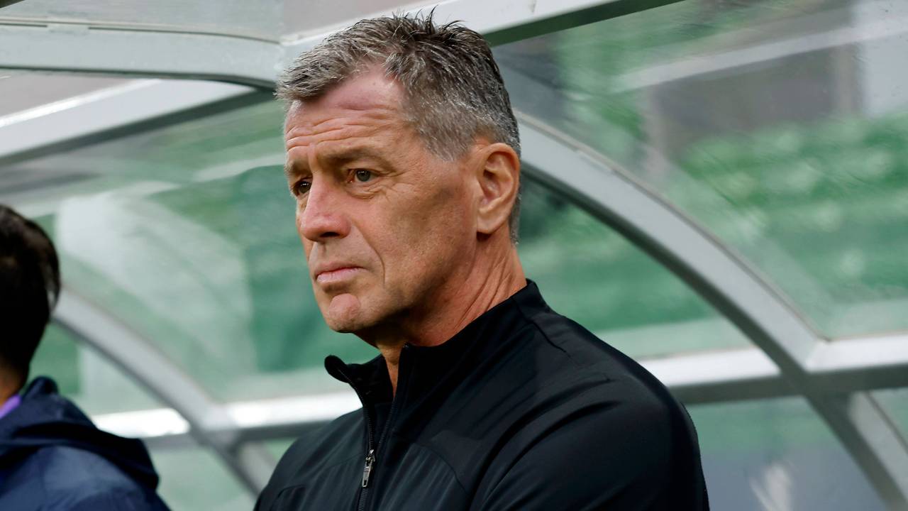 Michael Skibbe vor seiner Trainerbank.