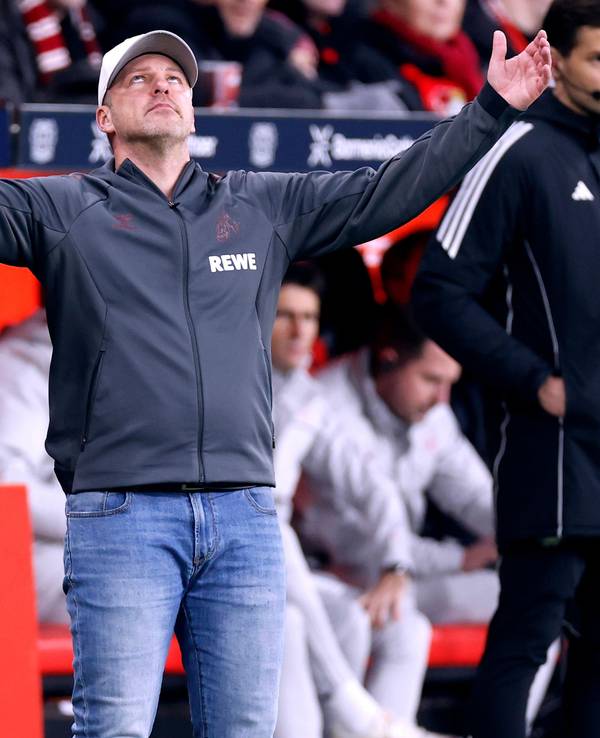 Lukas Kwasniok schaut flehend nach oben.