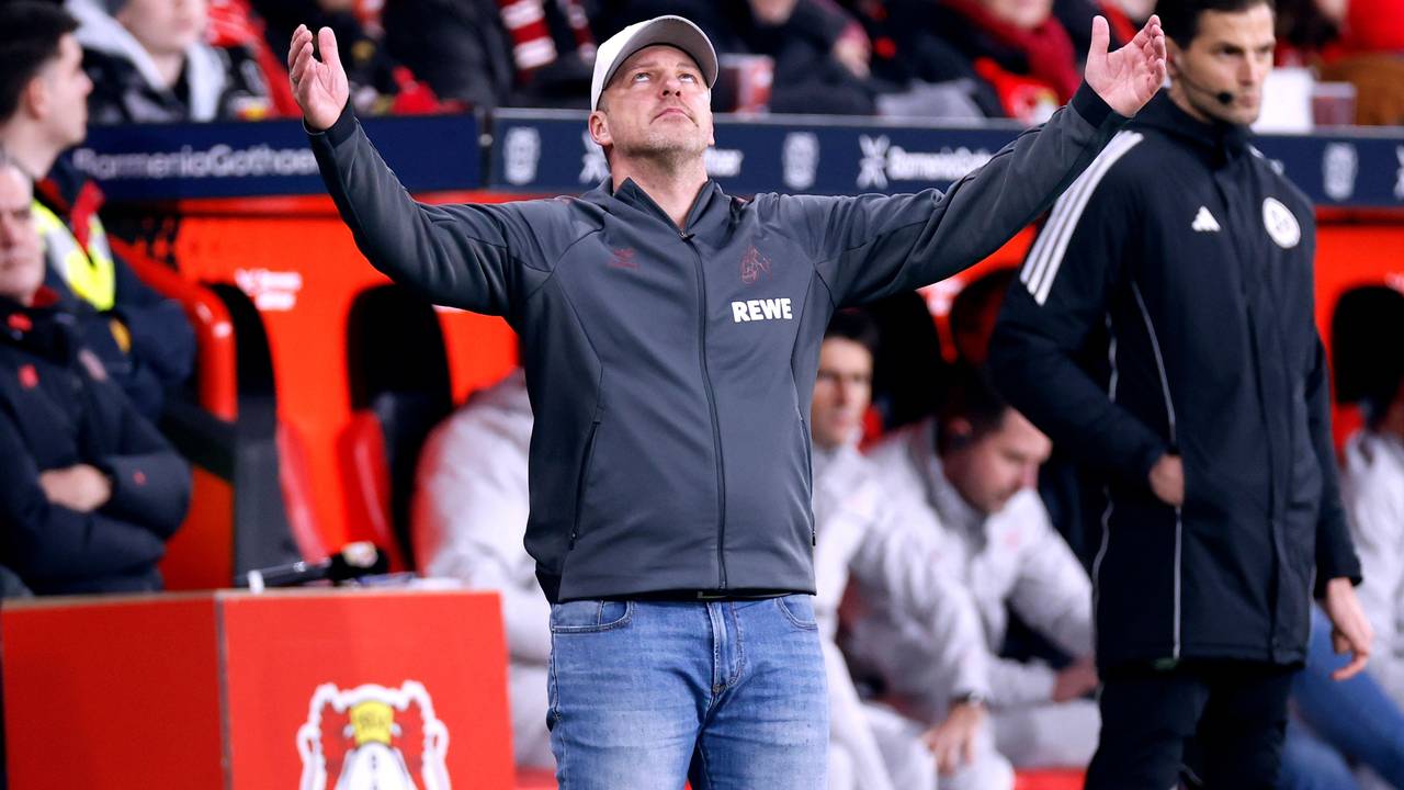 Lukas Kwasniok schaut flehend nach oben.