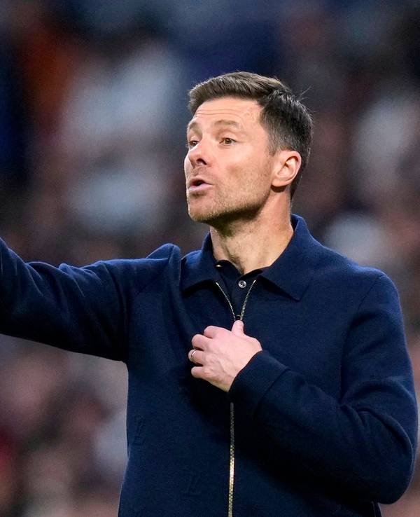 Xabi Alonso gestikuliert an der Seitenlinie.
