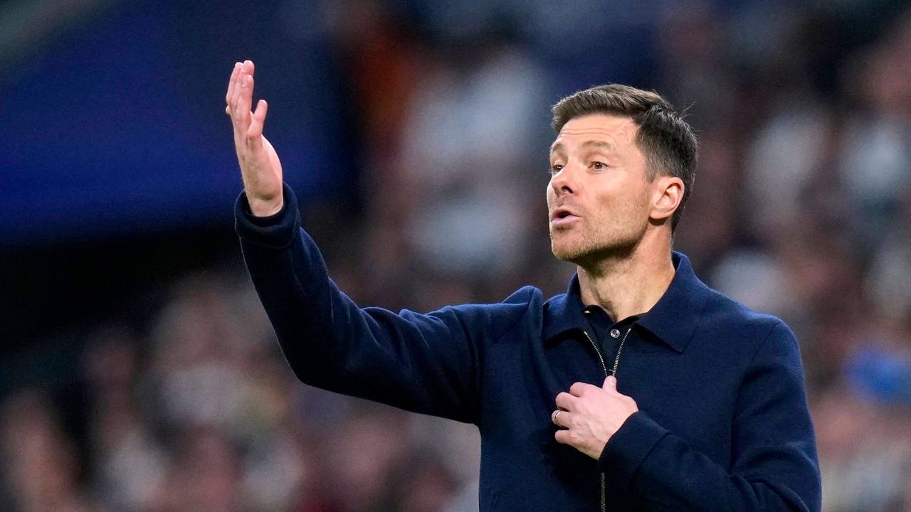 Xabi Alonso gestikuliert an der Seitenlinie.