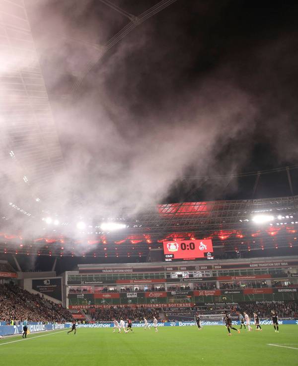 Bengalo-Nebel in der BayArena am 13. Dezember 2025. Zahlreiche Ultras verließen vor dem Spiel zwischen Bayer Leverkusen und dem 1. FC Köln das Stadion.