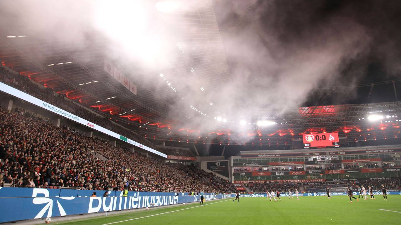 Bengalo-Nebel in der BayArena am 13. Dezember 2025. Zahlreiche Ultras verließen vor dem Spiel zwischen Bayer Leverkusen und dem 1. FC Köln das Stadion.