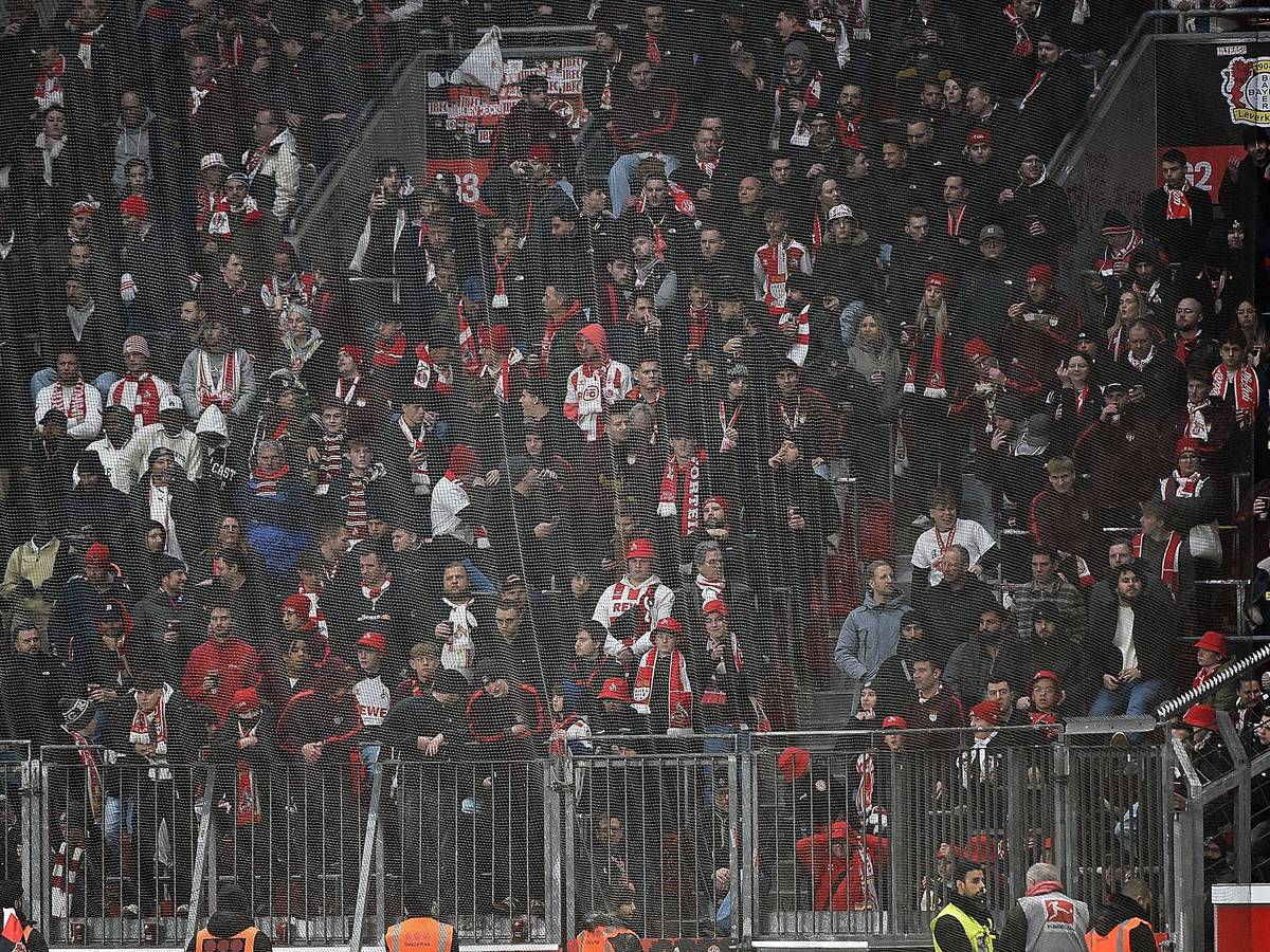 Ein Blick in den Gästeblock beim Spiel Bayer Leverkusen - 1. FC Köln.