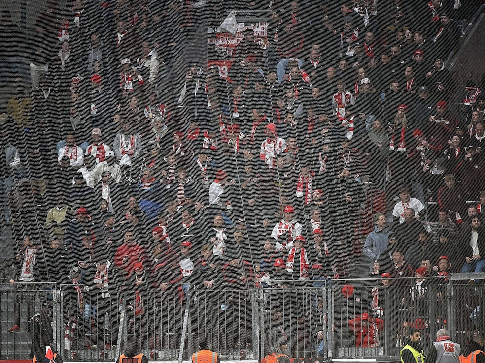 Ein Blick in den Gästeblock beim Spiel Bayer Leverkusen - 1. FC Köln.