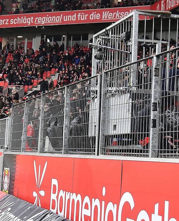 Ein Blick auf die Fankurve von Bayer Leverkusen nach dem Abgang der Ultras.