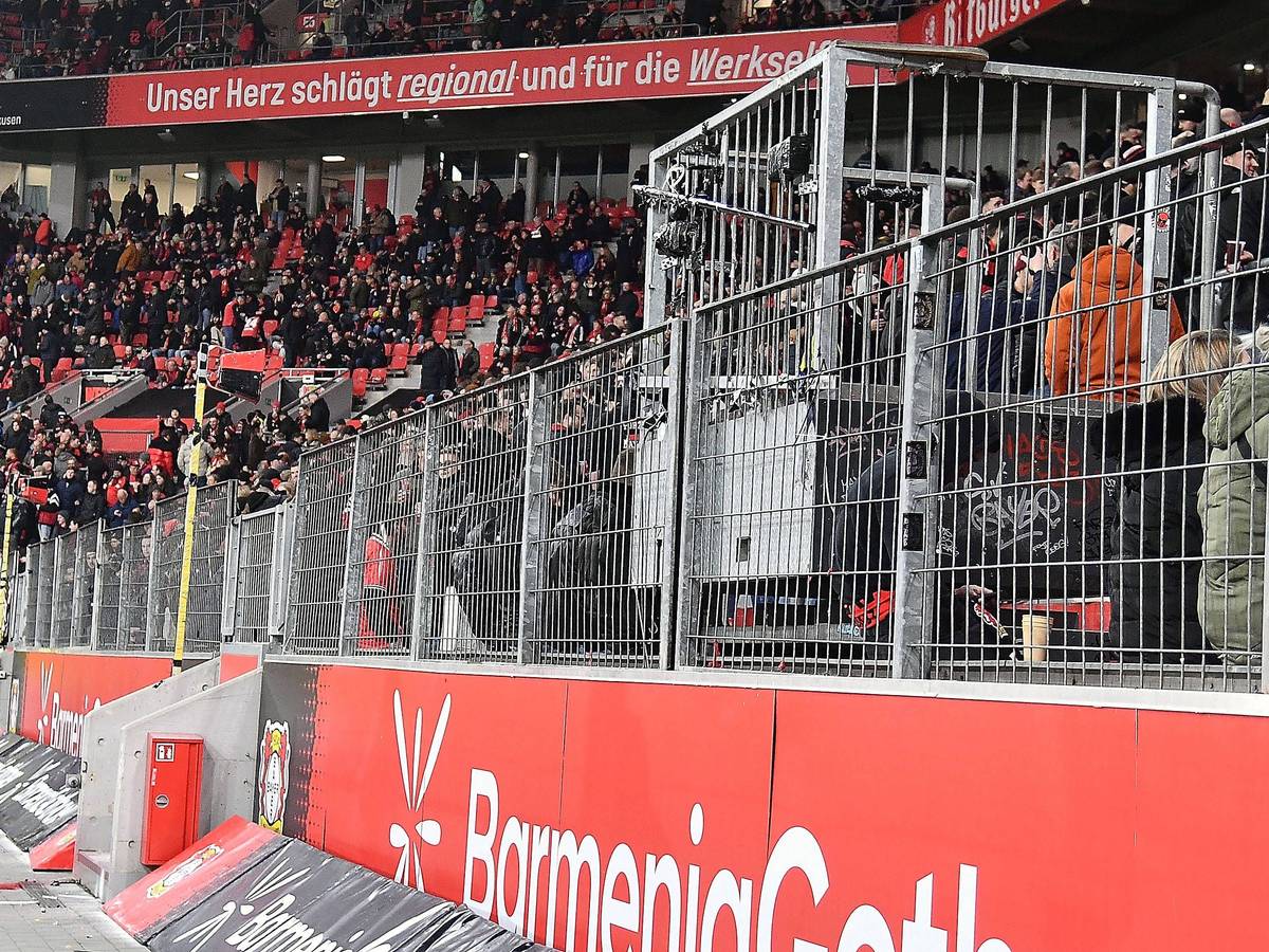Ein Blick auf die Fankurve von Bayer Leverkusen nach dem Abgang der Ultras.
