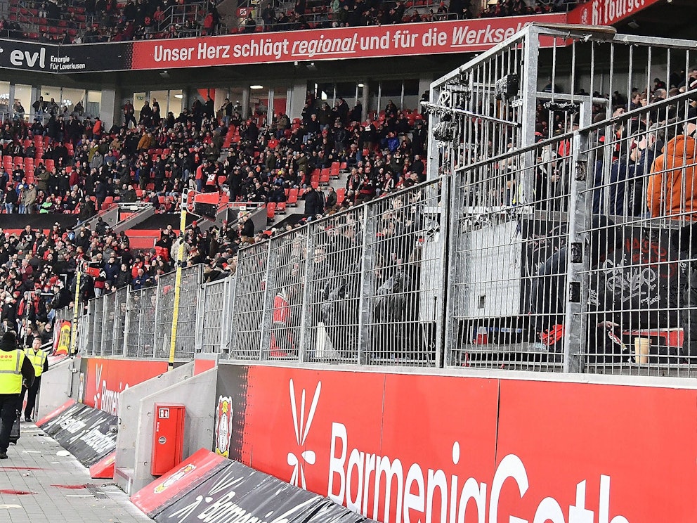 Ein Blick auf die Fankurve von Bayer Leverkusen nach dem Abgang der Ultras.