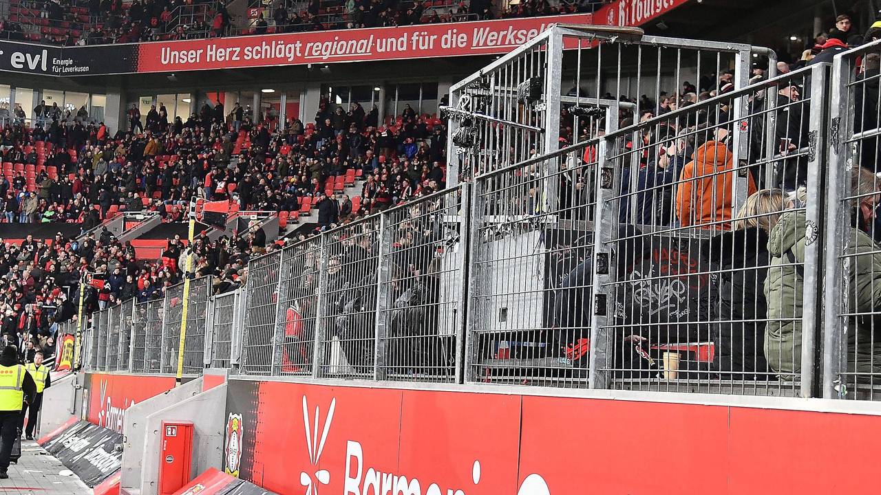 Ein Blick auf die Fankurve von Bayer Leverkusen nach dem Abgang der Ultras.
