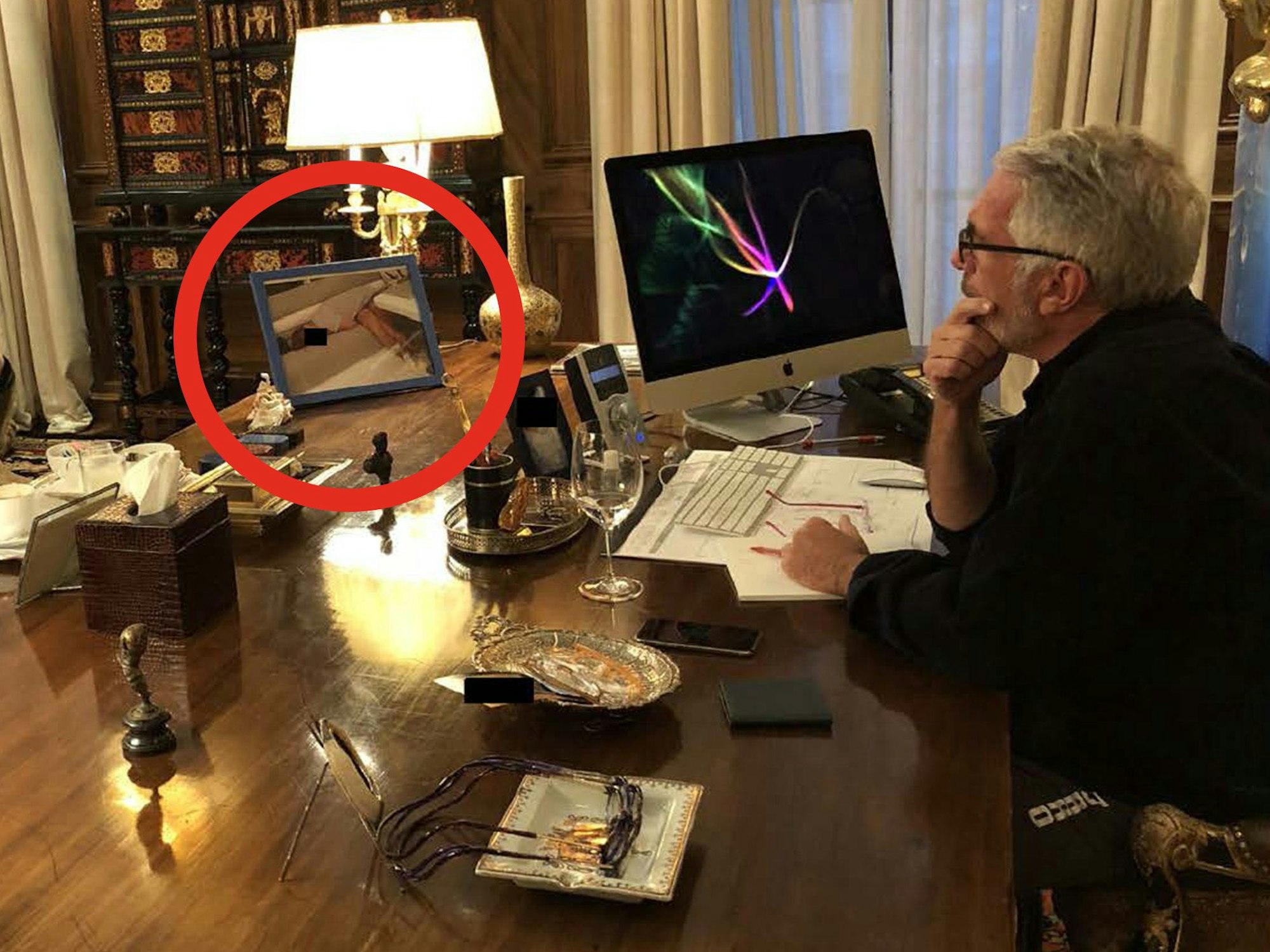 Das undatierte Foto aus der persönlichen Sammlung von Jeffrey Epstein, das am 12. Dezember 2025 von den Demokraten im Aufsichtsausschuss des Repräsentantenhauses zur Verfügung gestellt wurde, zeigt den ehemaligen Trump-Berater Steve Bannon im Gespräch mit Epstein (im Foto). Das Bild mit der Frau steht zwischen beiden auf dem Schreibtisch (Kreis).