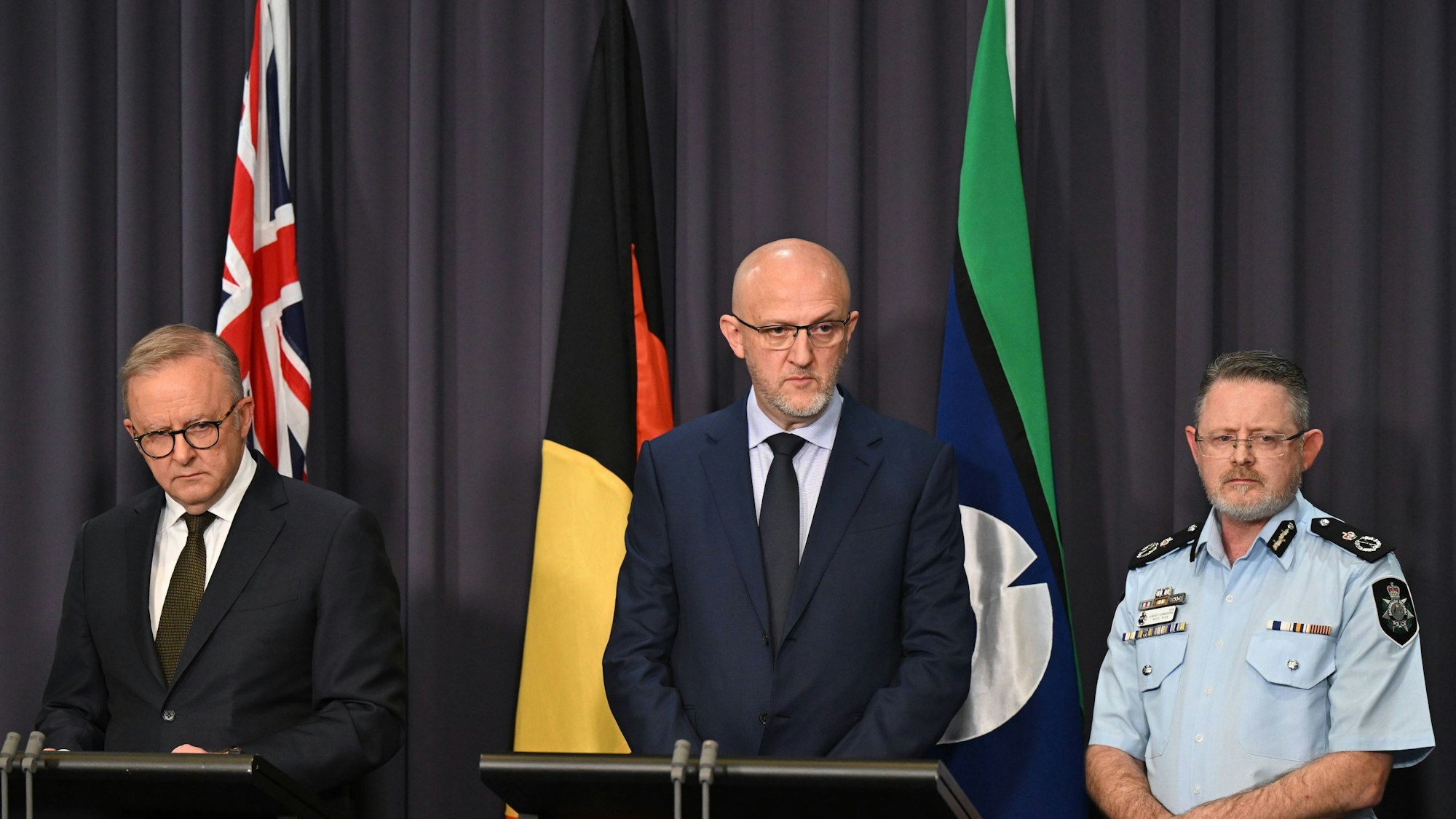 Anthony Albanese, Mike Burgess, Nigel Ryan bei Pressekonferenz