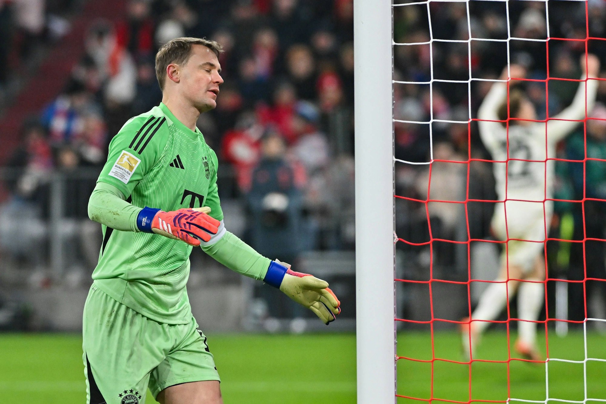 Manuel Neuer ärgert sich über ein Gegentor.