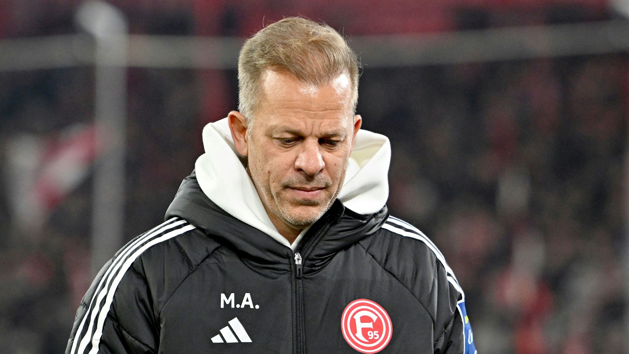 Markus Anfang blickt bei einem Spiel von Fortuna Düsseldorf ins Leere.