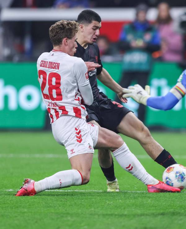 Sebastian Sebulonsen versucht, einen Toschuss von Ibrahim Maza zu verhindern.