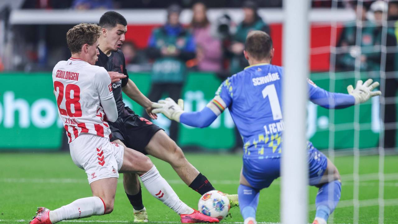Sebastian Sebulonsen versucht, einen Toschuss von Ibrahim Maza zu verhindern.