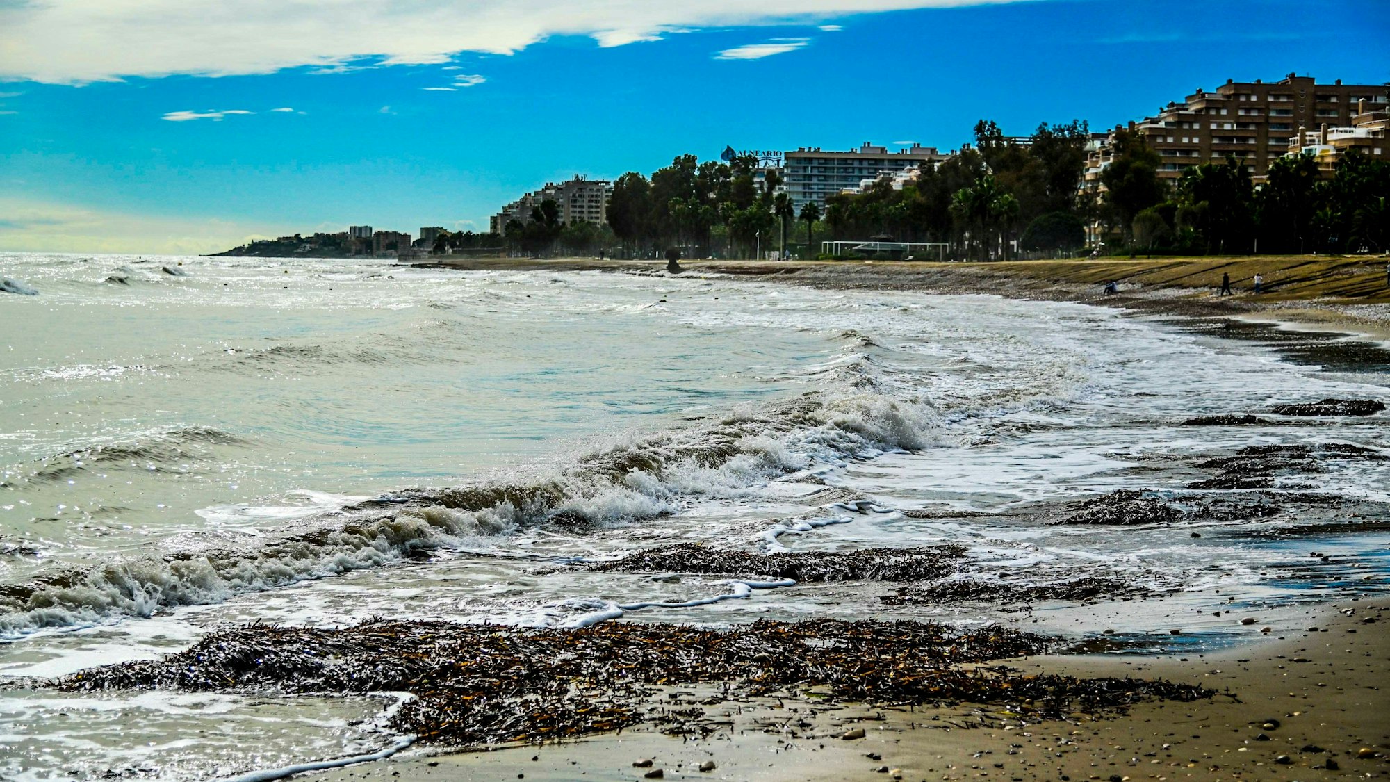 Strandlandschaft in Oropesa mit aufgewühlter See und Gebäuden
