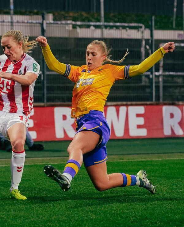 Pauline Bremer kommt vor einer Jenaer Spielerin an den Ball.