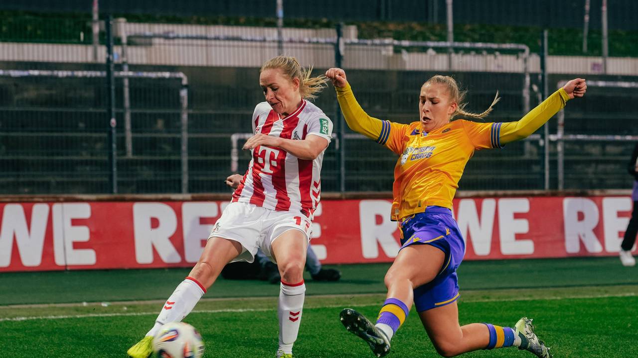 Pauline Bremer kommt vor einer Jenaer Spielerin an den Ball.