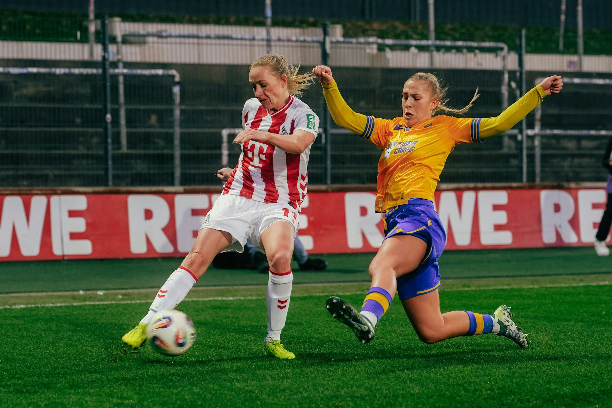 Pauline Bremer kommt vor einer Jenaer Spielerin an den Ball.