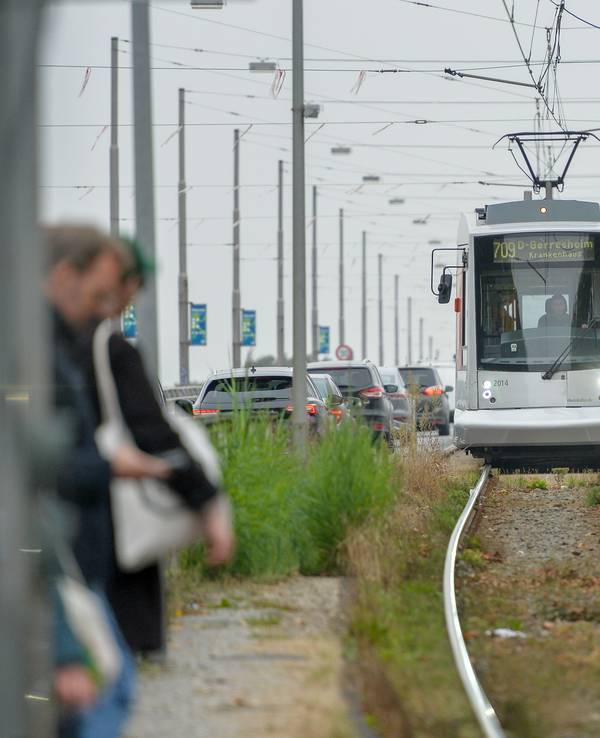 Beim Überqueren der Gleise wird ein Mann in Düsseldorf von einer Straßenbahn erfasst und mehrere Hundert Meter mitgezogen (Archivbild).