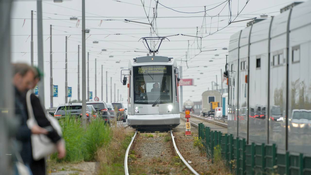 Beim Überqueren der Gleise wird ein Mann in Düsseldorf von einer Straßenbahn erfasst und mehrere Hundert Meter mitgezogen (Archivbild).