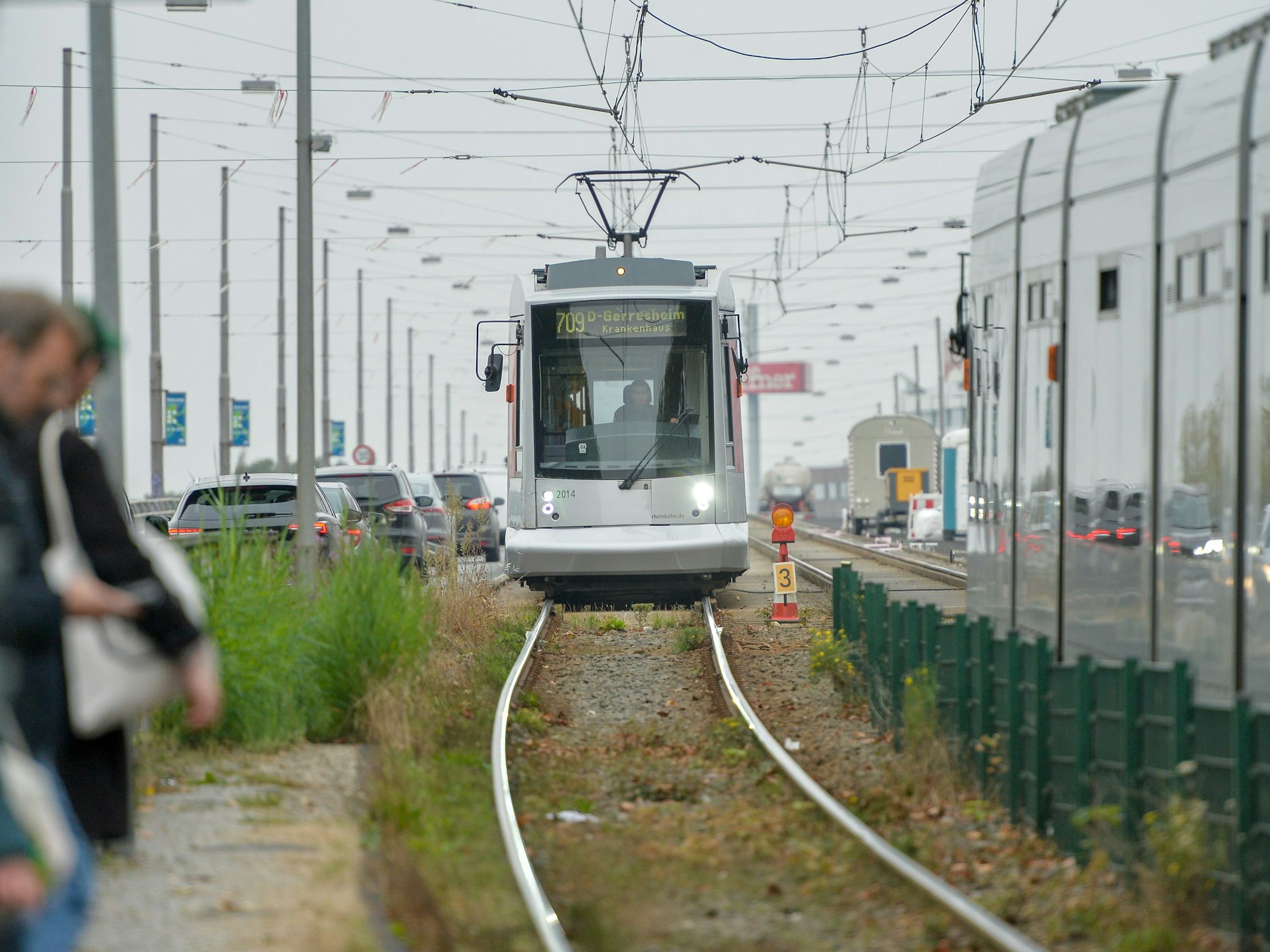Beim Überqueren der Gleise wird ein Mann in Düsseldorf von einer Straßenbahn erfasst und mehrere Hundert Meter mitgezogen (Archivbild).