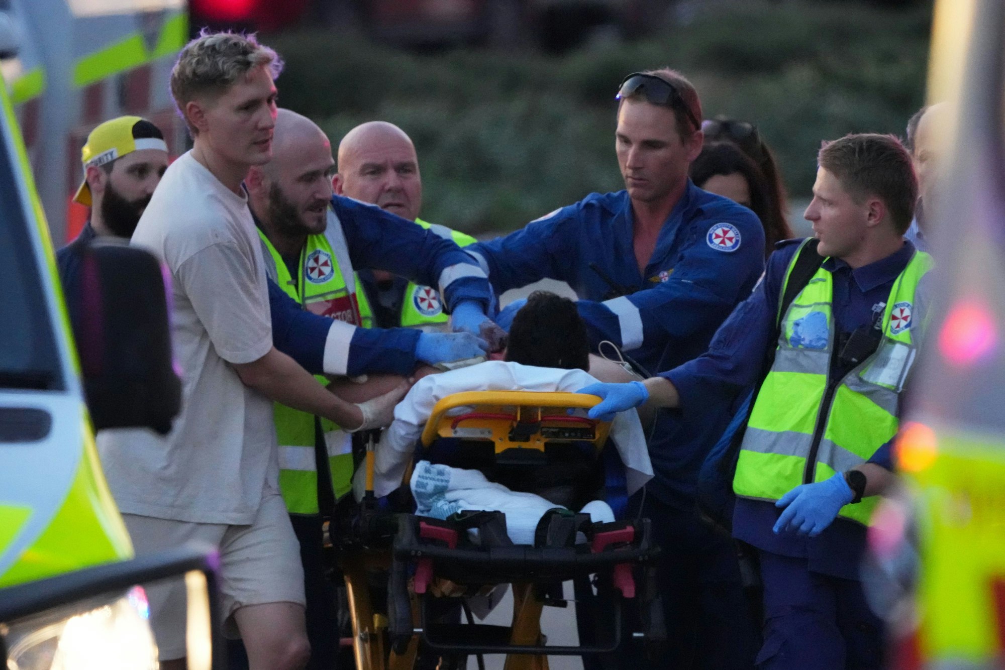 Rettungskräfte transportieren eine Person auf einer Bahre nach dem Angriff am Bondi Beach in Sydney.