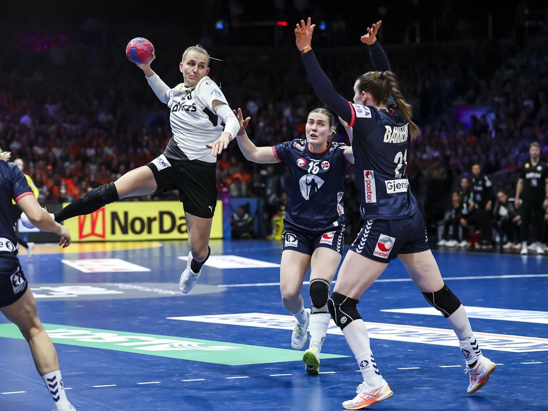 Annika Lott beim Wurf gegen Norwegen.