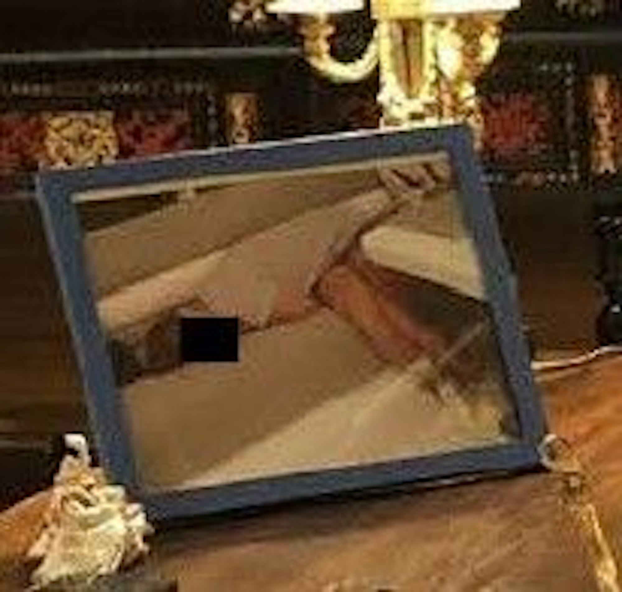 Vergrößerter Ausschnitt aus dem Foto aus der persönlichen Sammlung von Jeffrey Epstein, das am 12. Dezember 2025 von den Demokraten im Aufsichtsausschuss des Repräsentantenhauses zur Verfügung gestellt wurde. Wer ist die Frau?