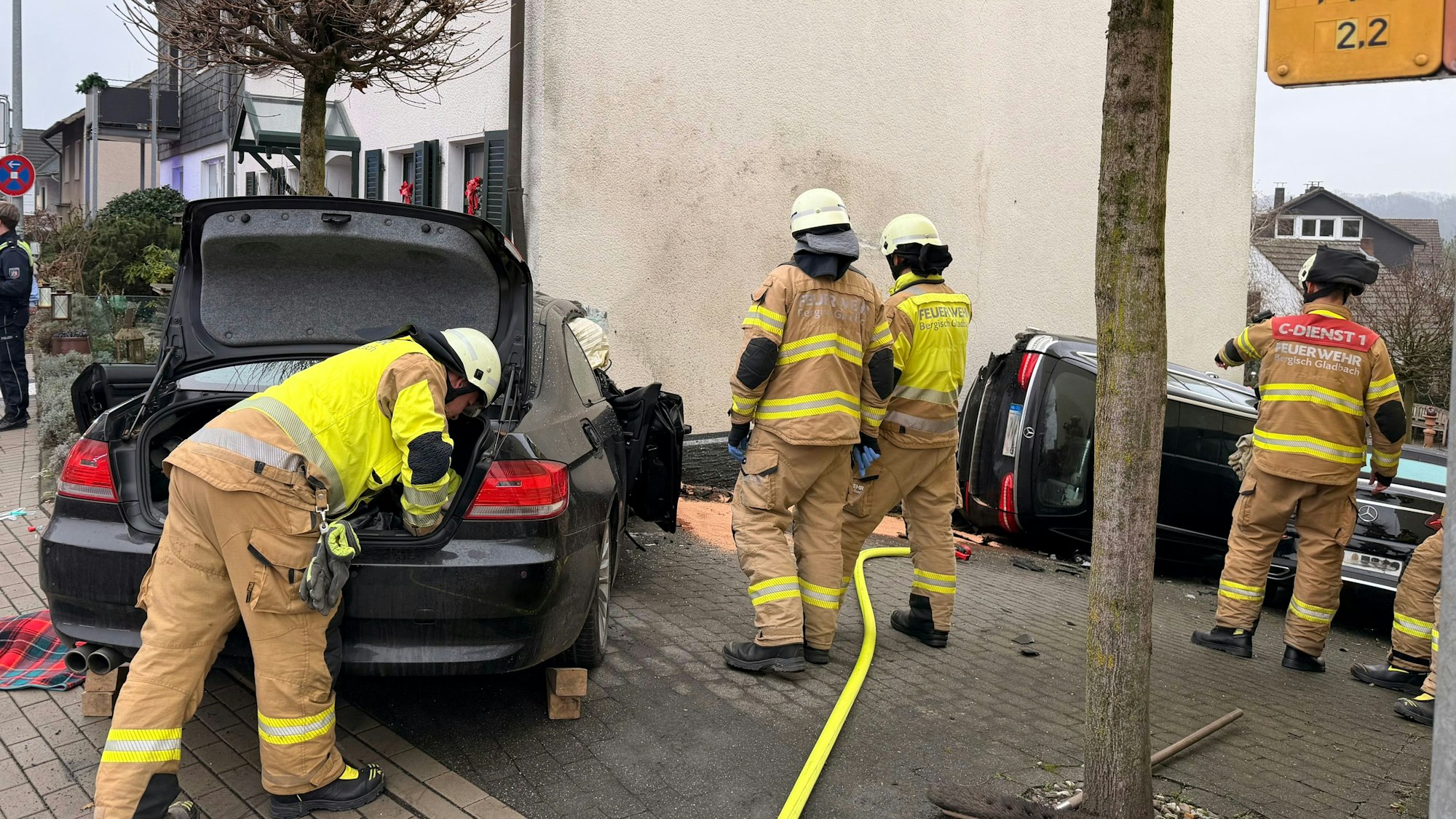 Einsatzkräfte der Feuerwehr am Unfallort in Sand