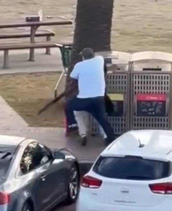Dieser Screenshot aus einem Video, aufgenommen am 14. Dezember, zeigt einen Mann, der einem der Angreifer am Bondi Beach in Australien die Waffe aus den Händen reißt.