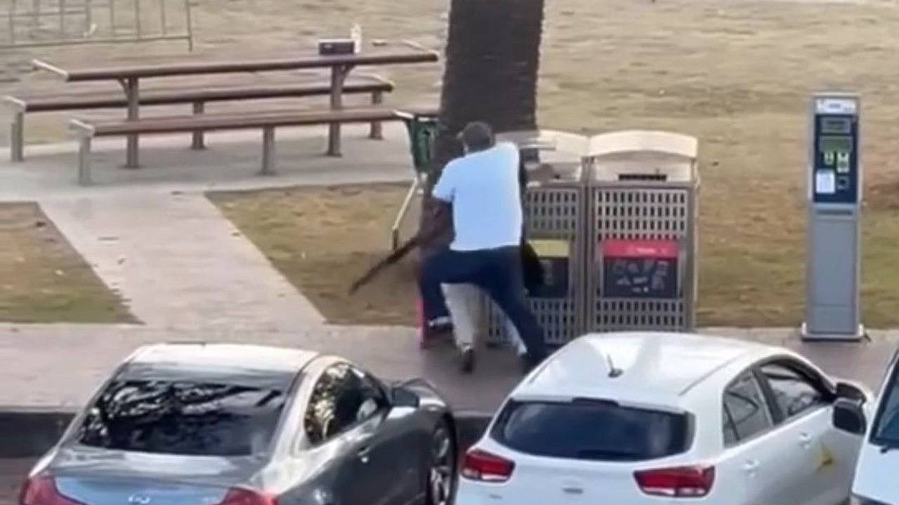 Dieser Screenshot aus einem Video, aufgenommen am 14. Dezember, zeigt einen Mann, der einem der Angreifer am Bondi Beach in Australien die Waffe aus den Händen reißt.