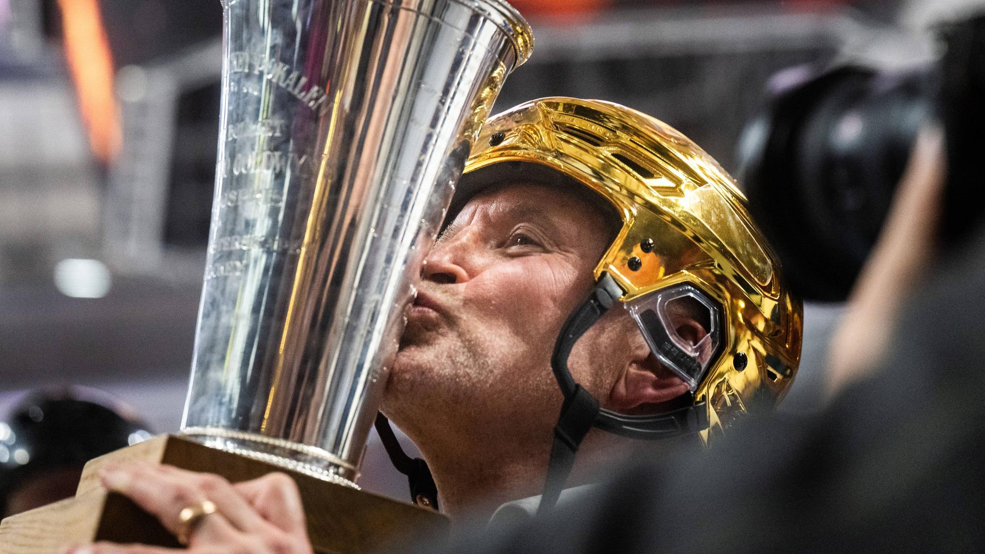 Jubel bei Eishockey-Trainer Thomas Berglund.