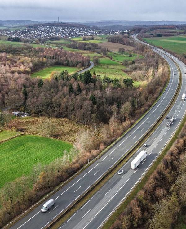 Blick auf die Autobahn 45 in der Nähe von Olpe. Auf diesem Teilstück der A45 wurden in der Nacht zum 17. November 2025 Hände einer Frau gefunden.