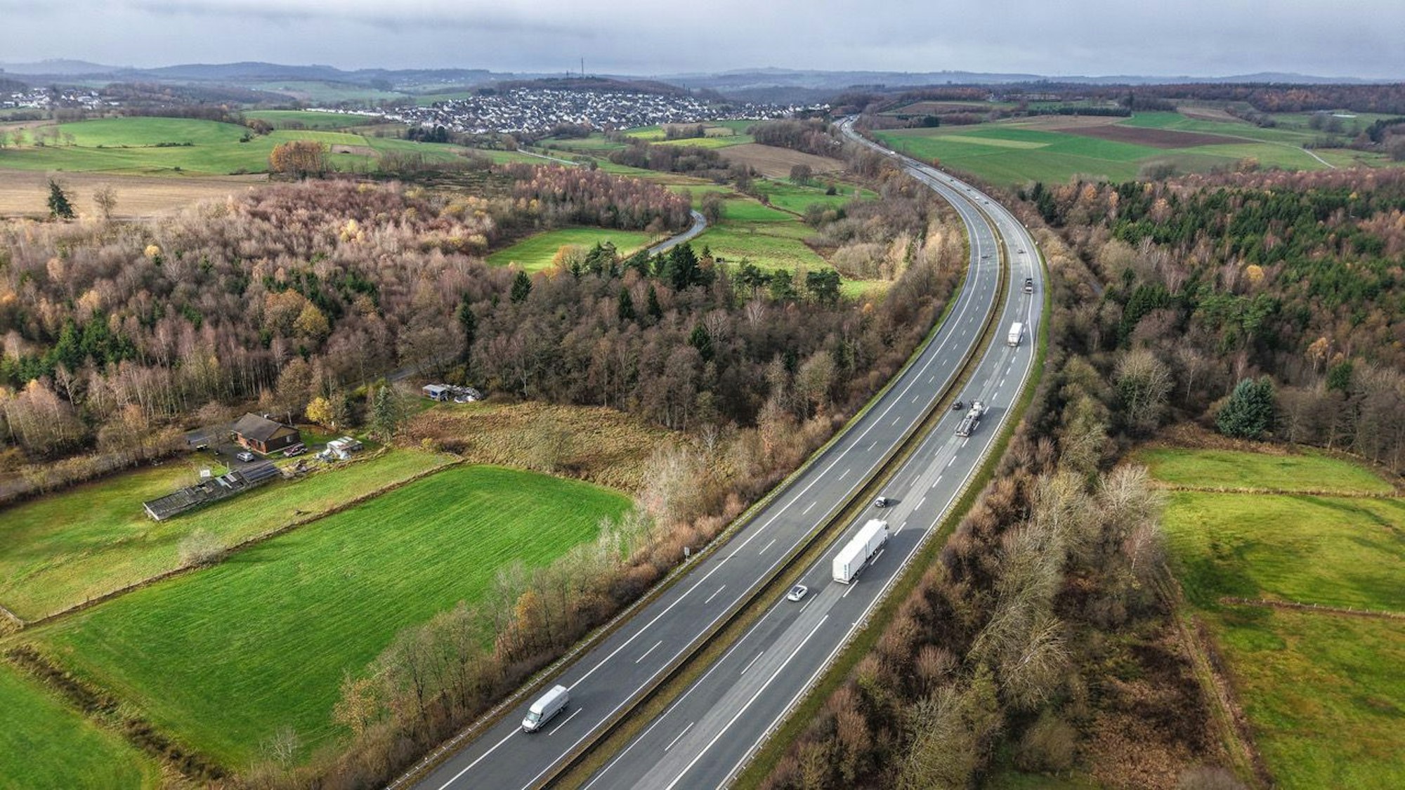 Blick auf die Autobahn 45 in der Nähe von Olpe. Auf diesem Teilstück der A45 wurden in der Nacht zum 17. November 2025 Hände einer Frau gefunden.