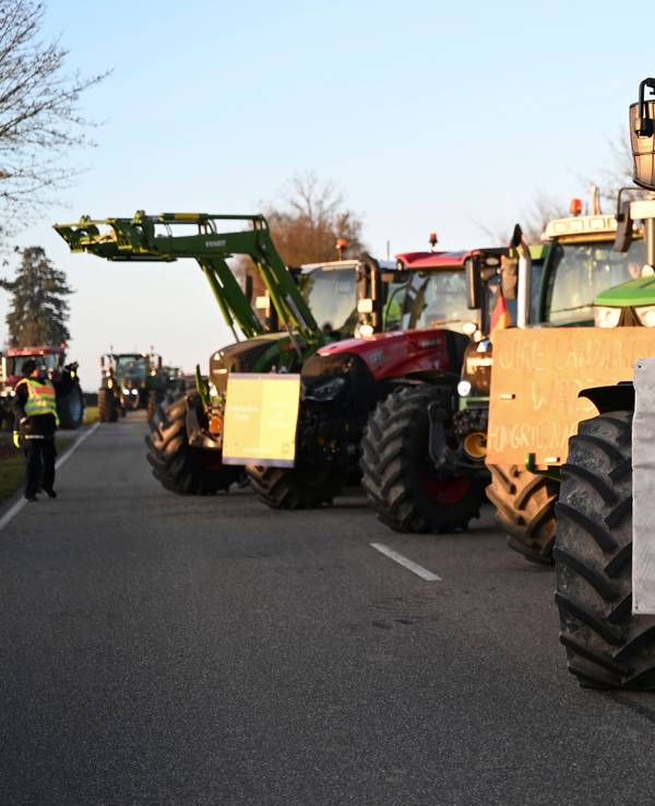 Landwirte mit Traktoren demonstrieren vor der Lidl-Zentrale in Bad Wimpfen.