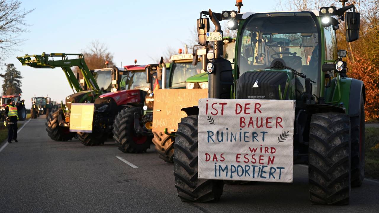 Landwirte mit Traktoren demonstrieren vor der Lidl-Zentrale in Bad Wimpfen.