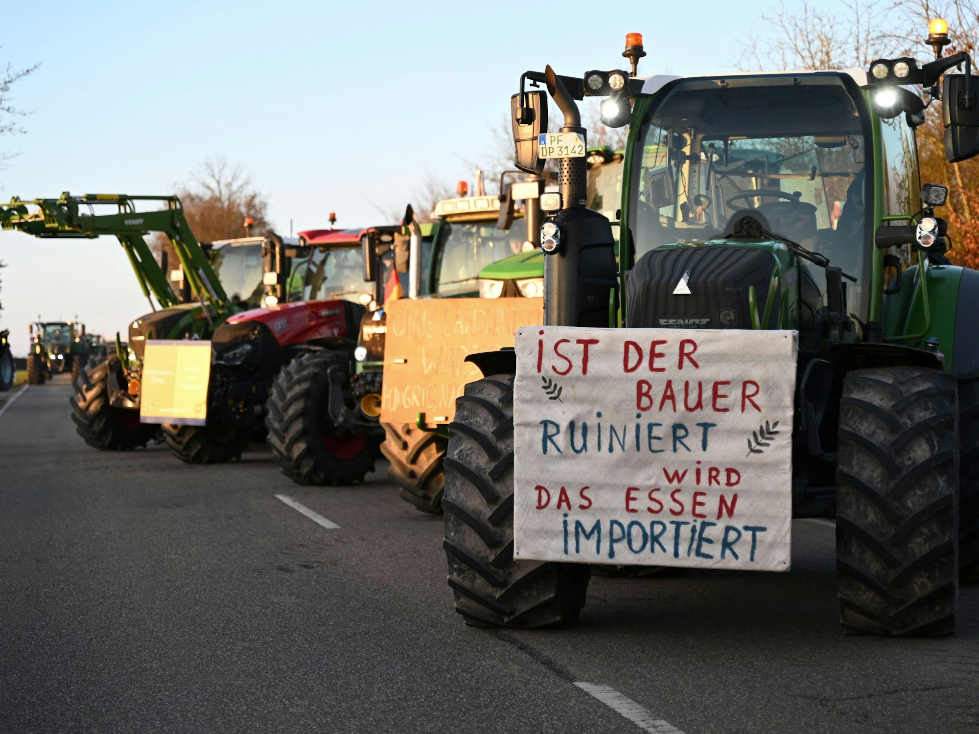 Landwirte mit Traktoren demonstrieren vor der Lidl-Zentrale in Bad Wimpfen.