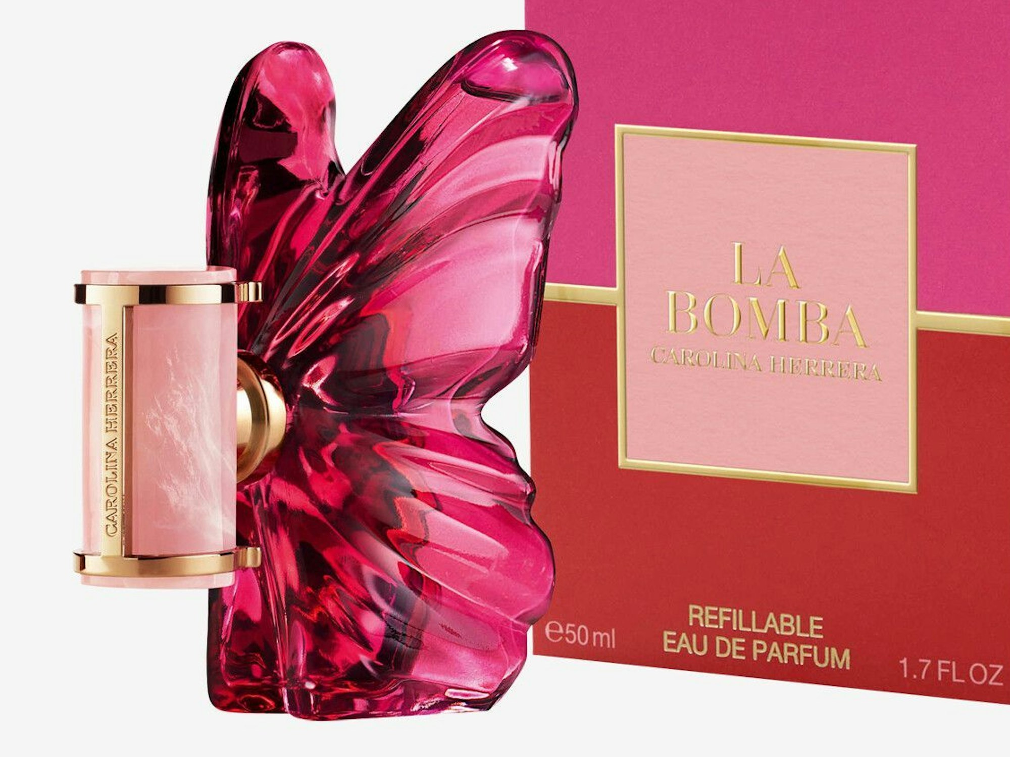 Ein pinkter Parfümflakon in Form eines Schmetterlings steht vor einem rosafarbenen Karton