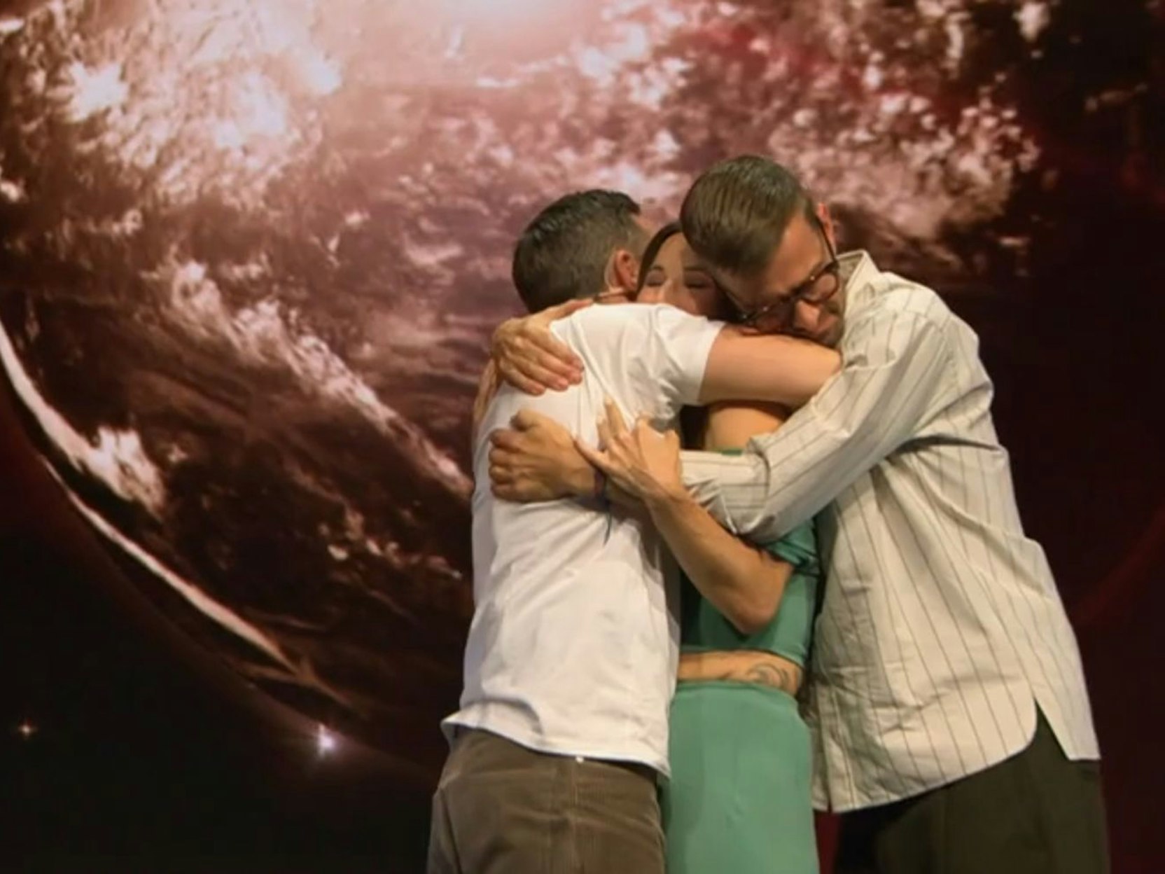 Klaas Heufer-Umlauf und Joko Winterscheidt umarmen bei ihrem Abschied Moderatorin Jeannine Michaelsen. (Bild: ProSieben)