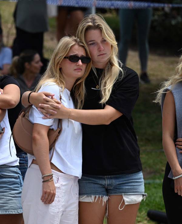 Trauernde Menschen nach einem Terroranschlag am Bondi Beach