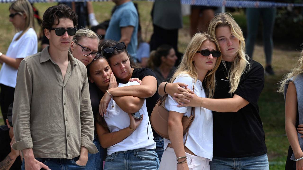 Trauernde Menschen nach einem Terroranschlag am Bondi Beach
