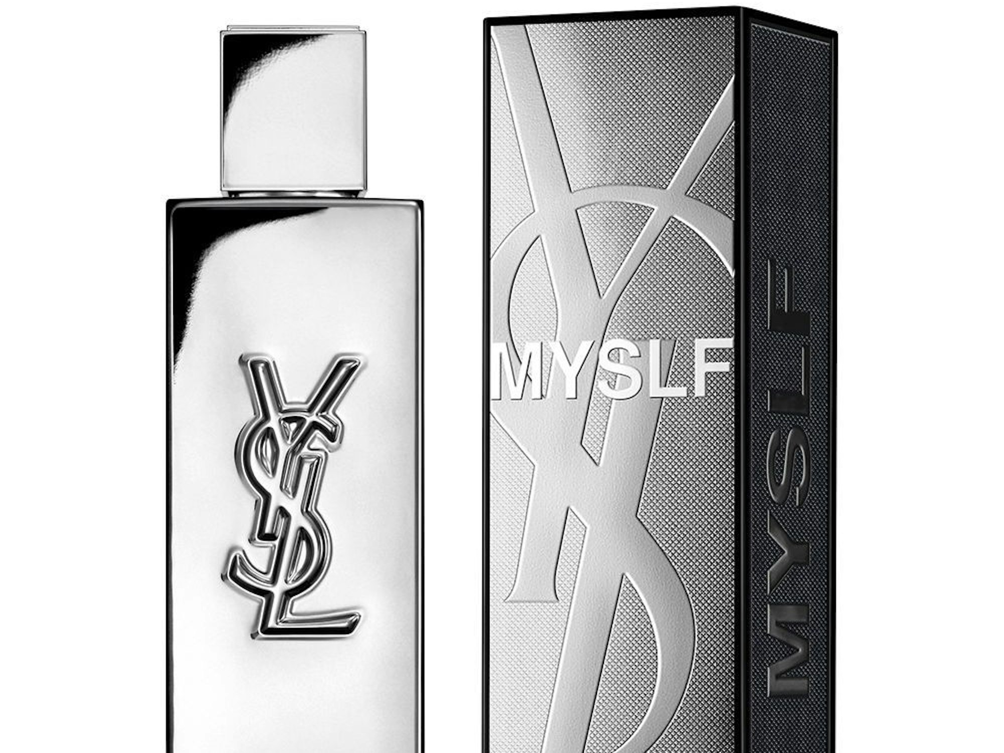 Ein silbriger Flakon mit einem Parfüm steht neben einem anthrazitfarbenen Karton