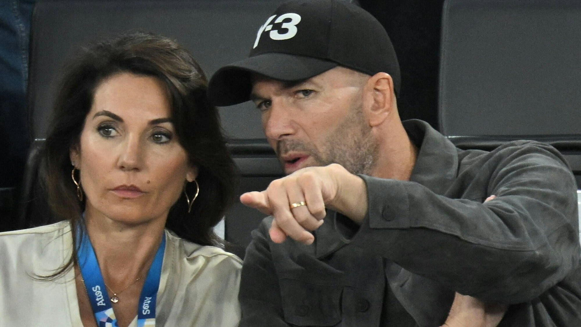 Zinédine Zidane und seine Frau auf der Tribüne.
